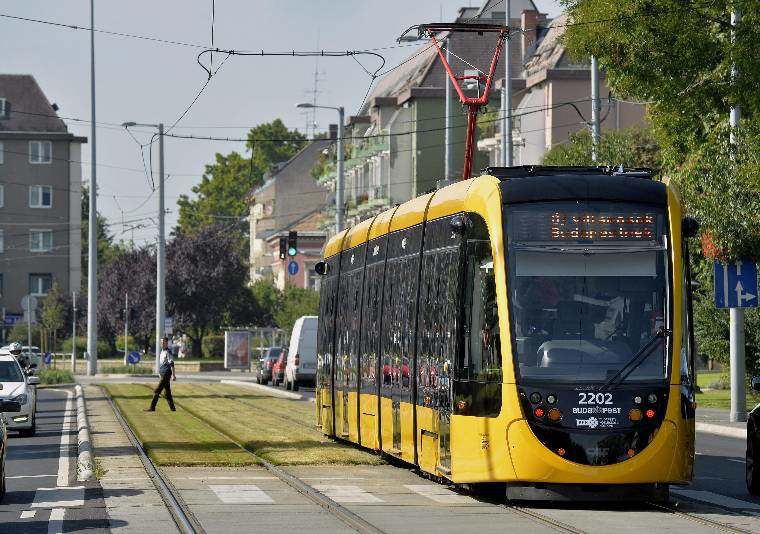 Öt perc alatt fogták el az 1-es villamoson fegyverrel fenyegetőző lúzert