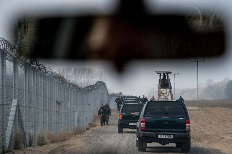 Több mint háromszáz határsértő ellen intézkedtek a rendőrök a hétvégén