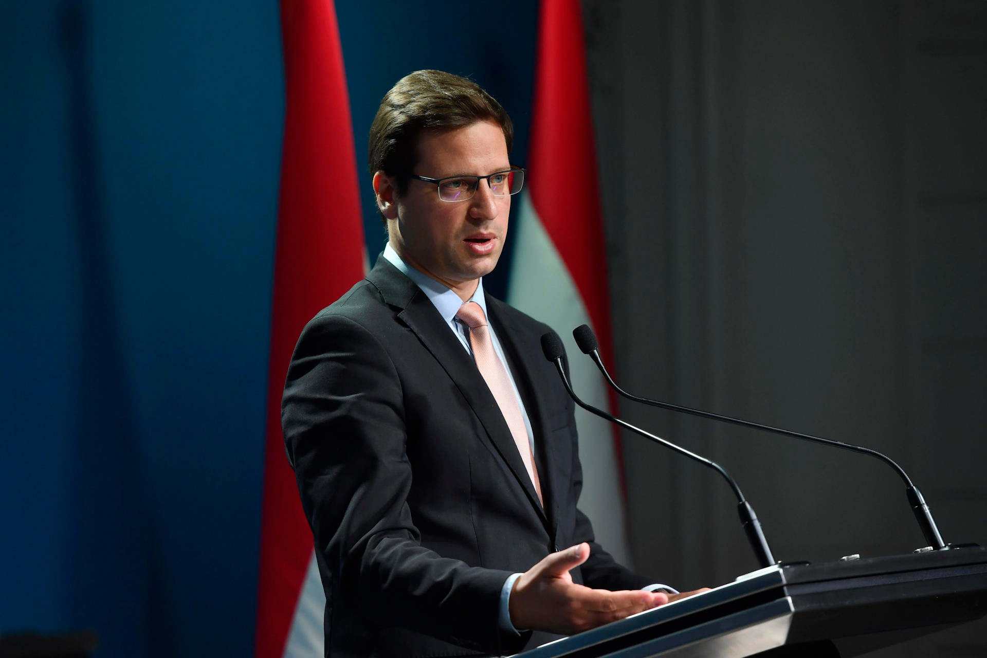 Gulyás: az ellenzék segítség helyett a védekezés résztvevőit támadta