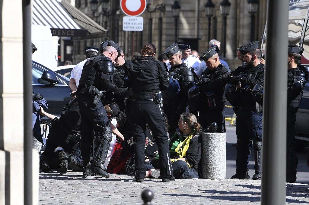 Másfél év felfüggesztettet kapott egy tüntetőt bántalmazó francia rendőr