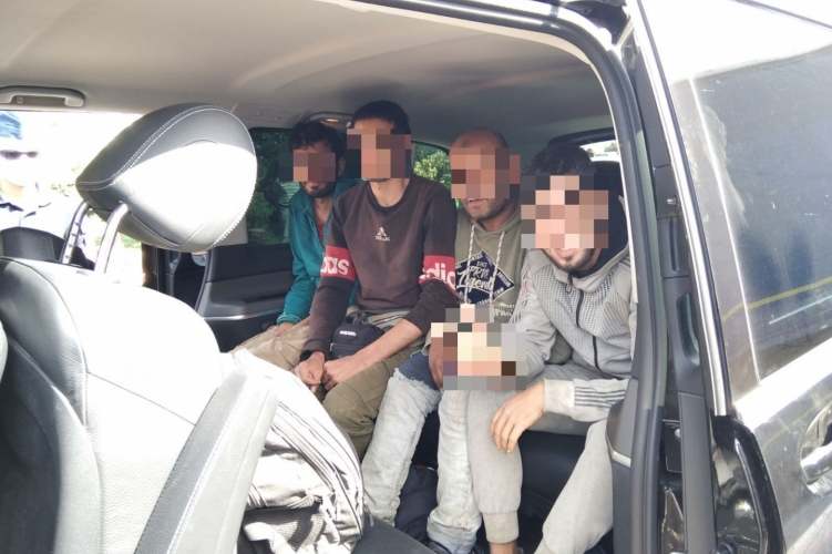 Négy szír „álproblémát” és egy belga embercsempészt fogtak a zsaruk az M1-esen