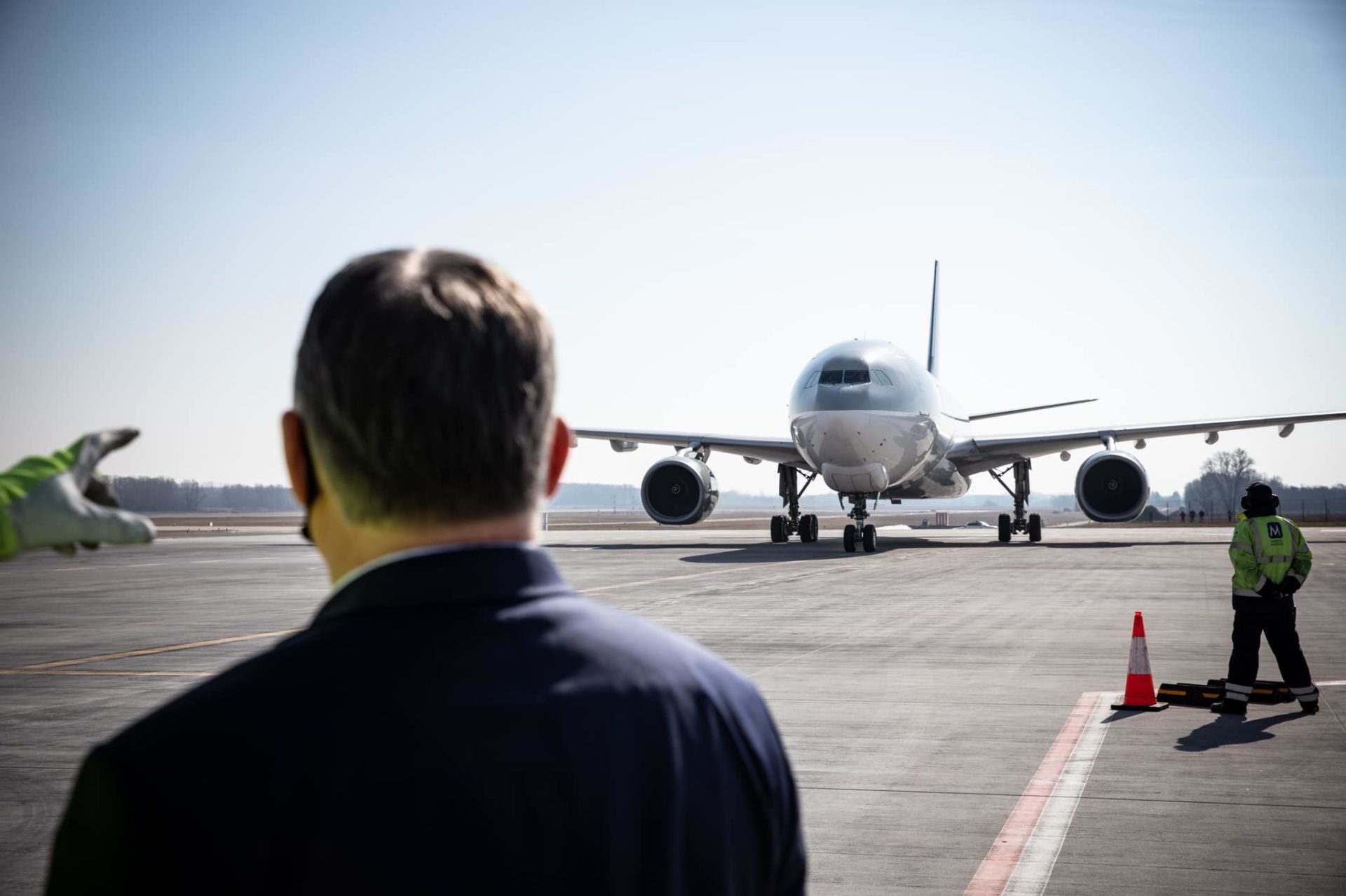 Újabb vakcinaszállítmány érkezett: Orbán Viktor személyesen vette át