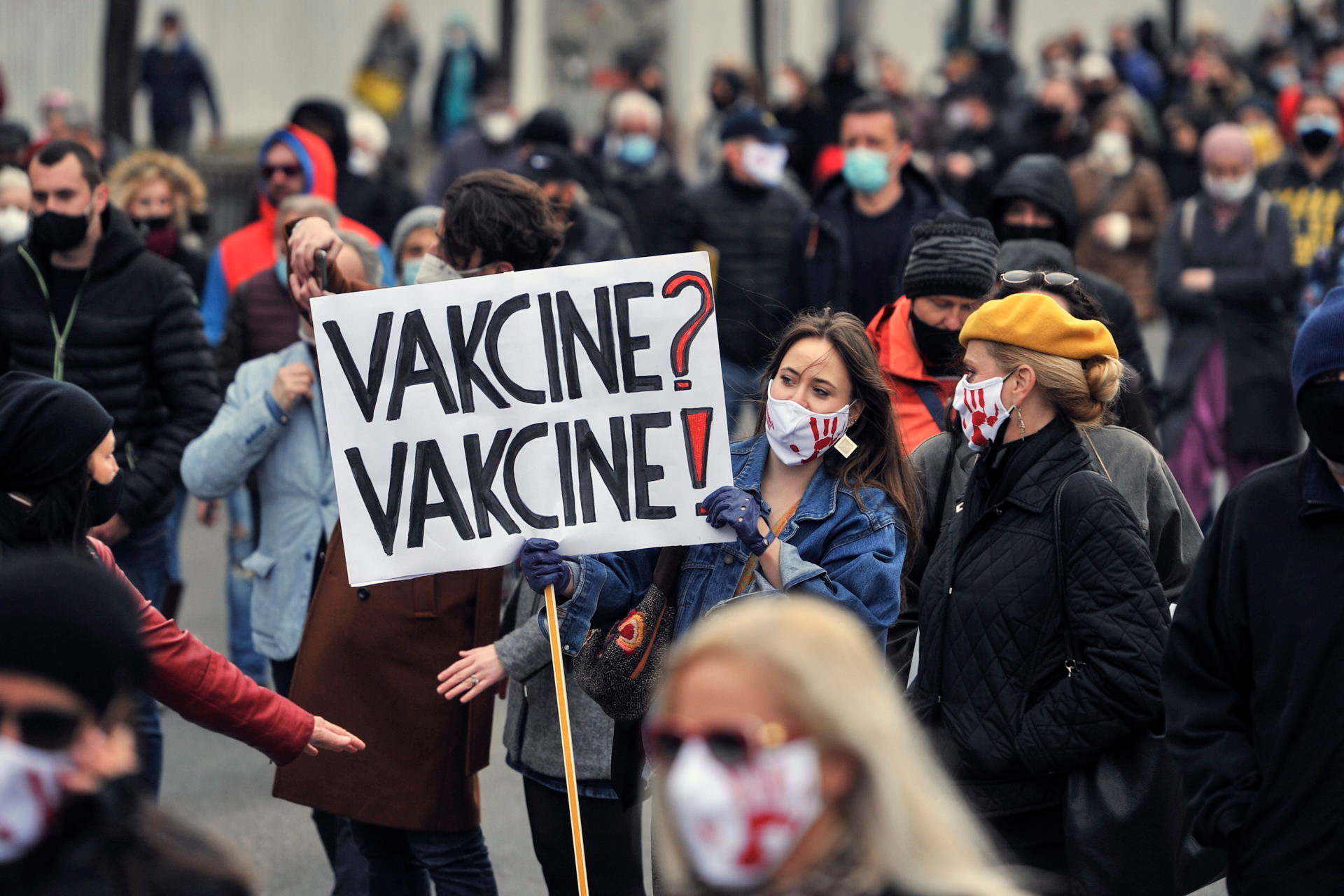 Lassan és kevés vakcinával olt a bosnyák kormány, ezért tüntettek