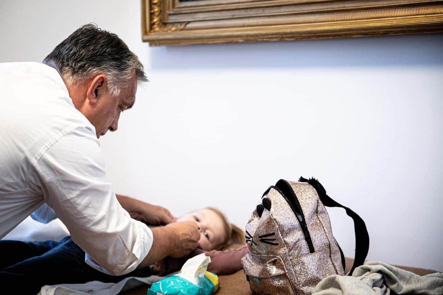Orbán Viktor újra közös fotón a kisunokájával