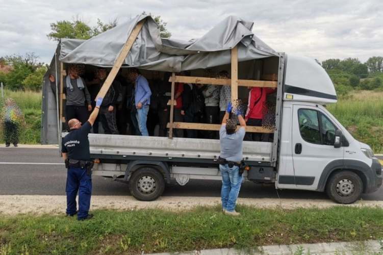 23 migránst találtak az embercsempészek autójának platóján | FOTÓK!