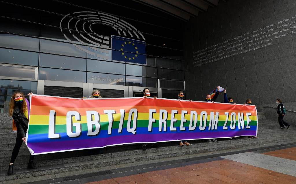 A belga rendőrség LMBTI-ellenes matricák köztéri elhelyezése miatt nyomoz