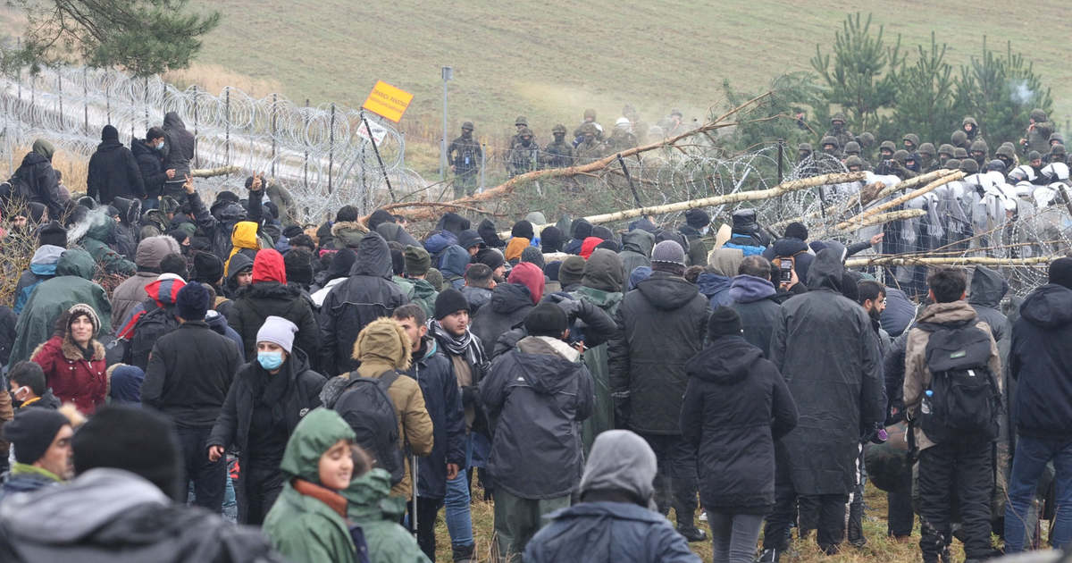 Lerombolták a kerítést a migránsok a lengyel határon, sikerült átjutniuk