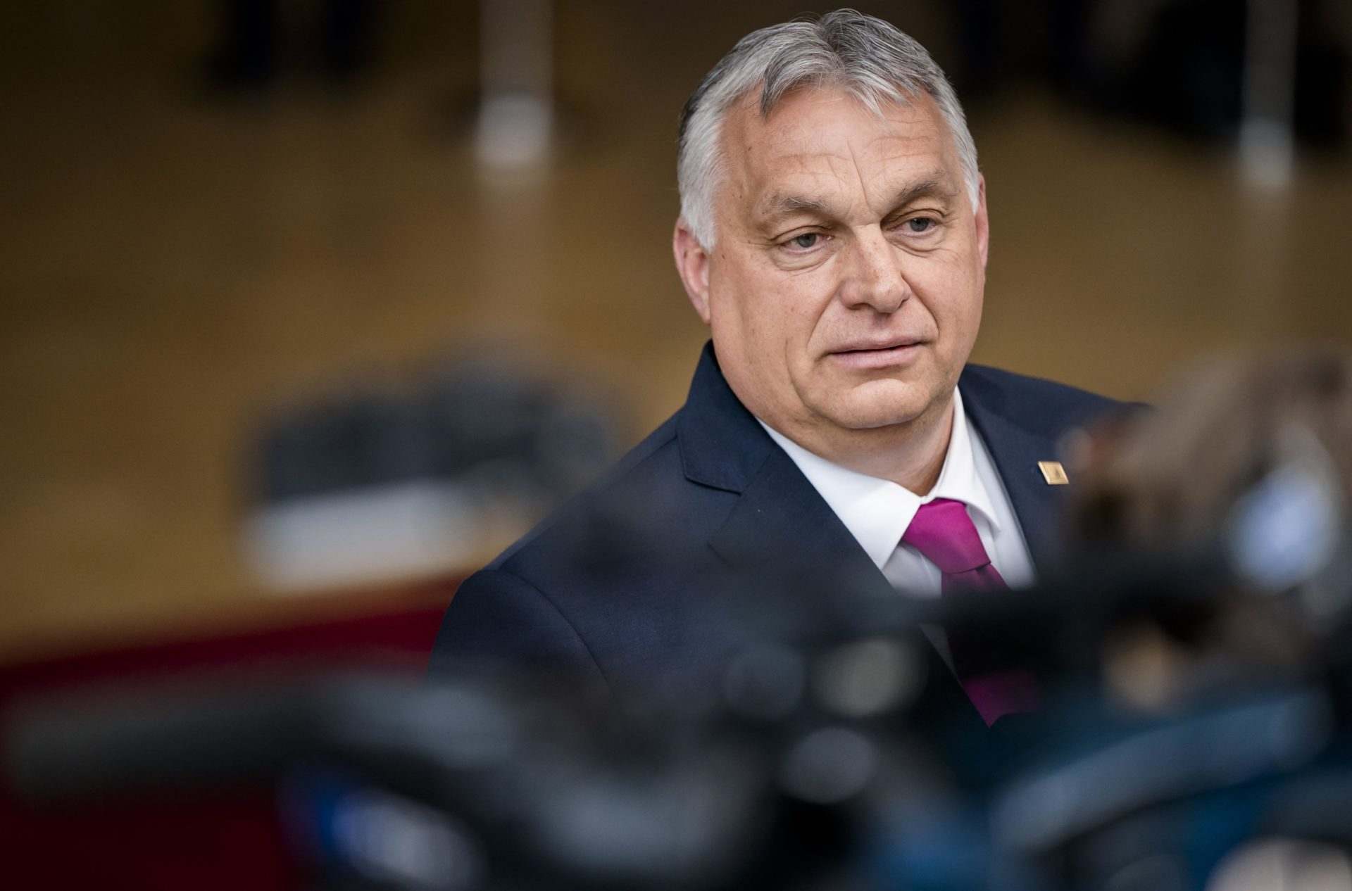 Most 44 EP-képviselő sértegeti, zsarolja Orbánt